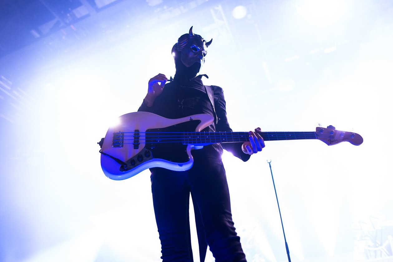 Cardinal Copia und seine Messdiener live on stage. – Ghost.