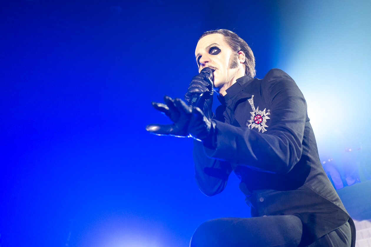 Cardinal Copia und seine Messdiener live on stage. – Ghost.