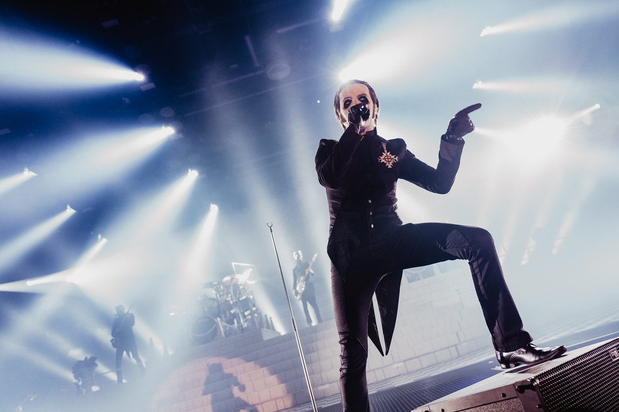 Cardinal Copia und seine Messdiener live on stage. – Ghost.