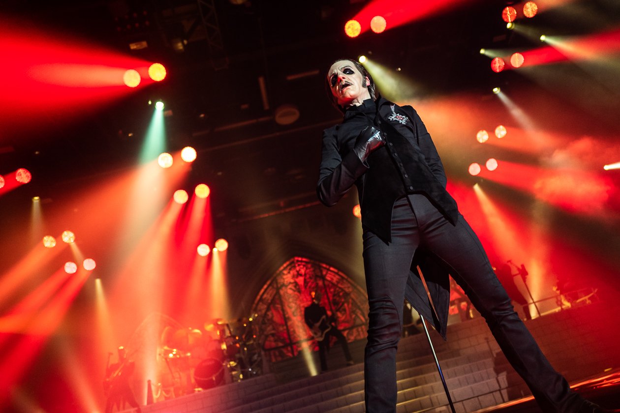 Cardinal Copia und seine Messdiener live on stage. – Ghost.