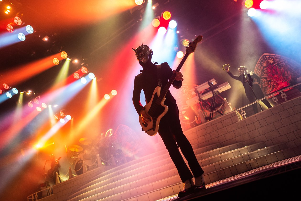 Cardinal Copia und seine Messdiener live on stage. – Ghost.