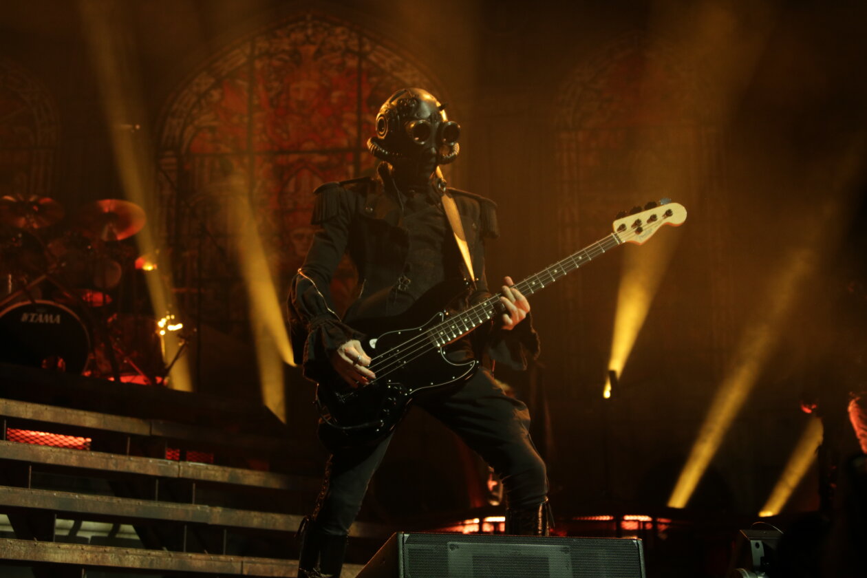 Sehr heilig: der Kölner Dom. Nicht ganz so heilig: die okkulte Rock-Messe in der Arena. – Ghost.