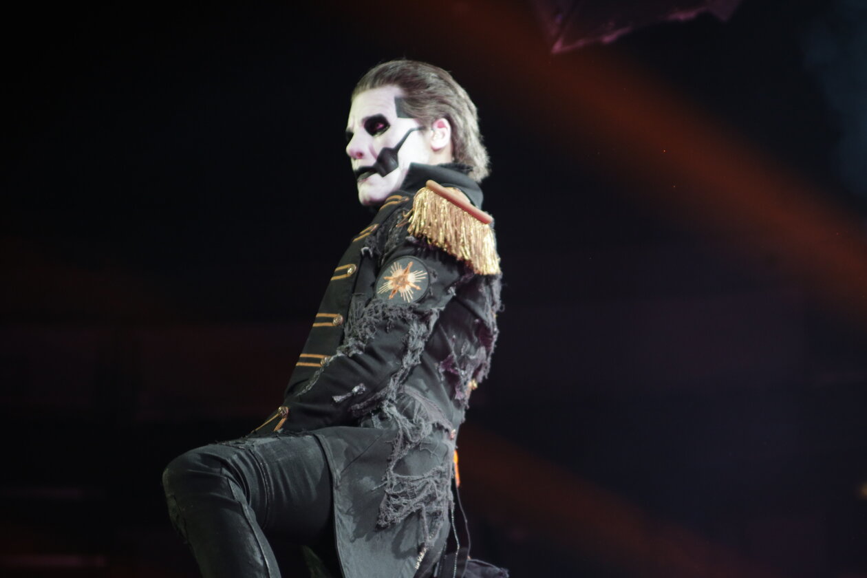 Sehr heilig: der Kölner Dom. Nicht ganz so heilig: die okkulte Rock-Messe in der Arena. – Ghost.