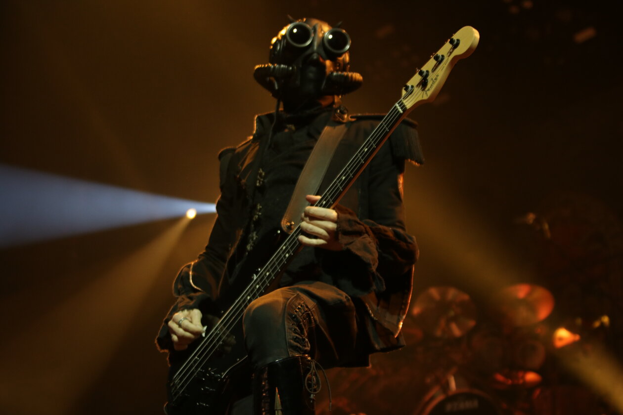 Ghost – Sehr heilig: der Kölner Dom. Nicht ganz so heilig: die okkulte Rock-Messe in der Arena. – Der Bass-Ghoul.