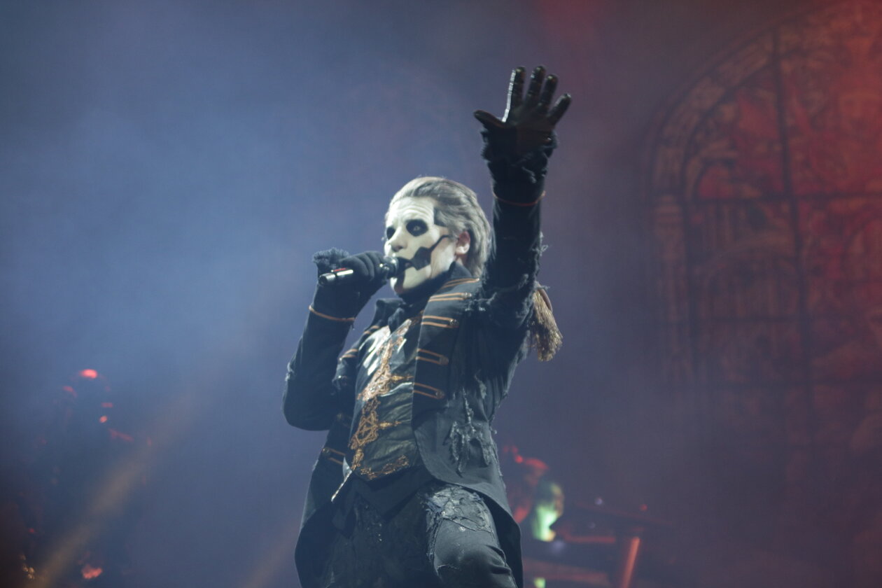 Sehr heilig: der Kölner Dom. Nicht ganz so heilig: die okkulte Rock-Messe in der Arena. – Ghost in Köln.