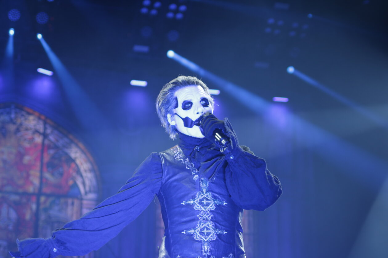 Sehr heilig: der Kölner Dom. Nicht ganz so heilig: die okkulte Rock-Messe in der Arena. – Ghost in der Lanxess Arena.