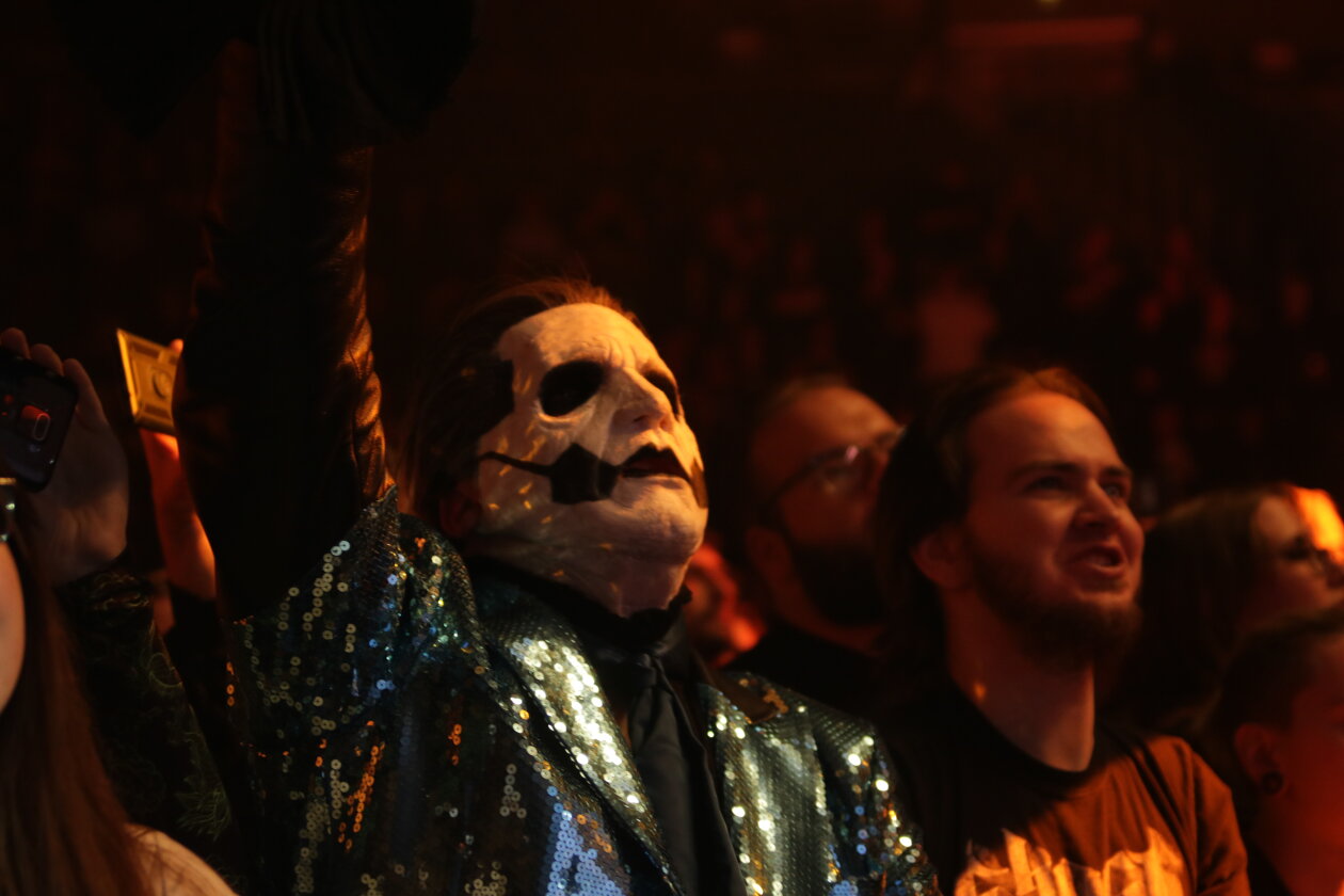 Ghost – Sehr heilig: der Kölner Dom. Nicht ganz so heilig: die okkulte Rock-Messe in der Arena. – Lookalike.