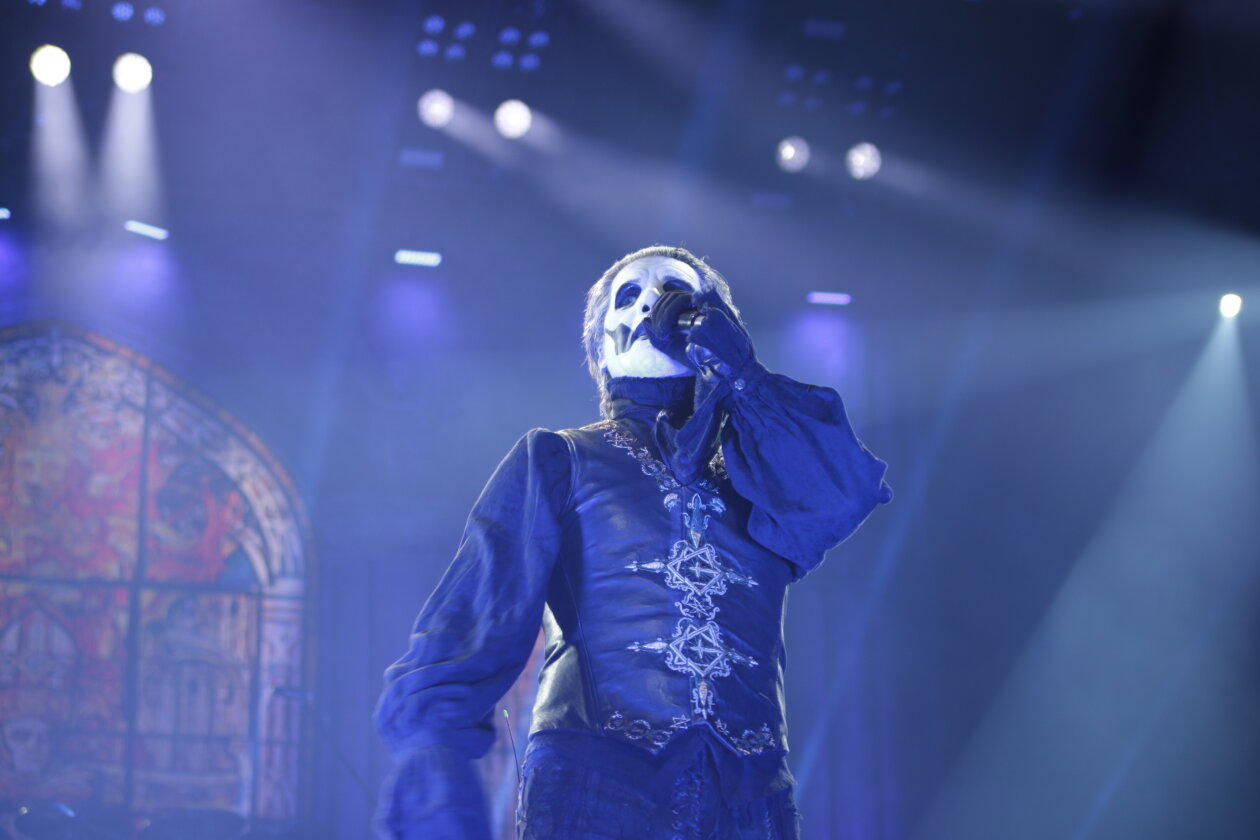 Ghost – Sehr heilig: der Kölner Dom. Nicht ganz so heilig: die okkulte Rock-Messe in der Arena. – Tobias Forge.