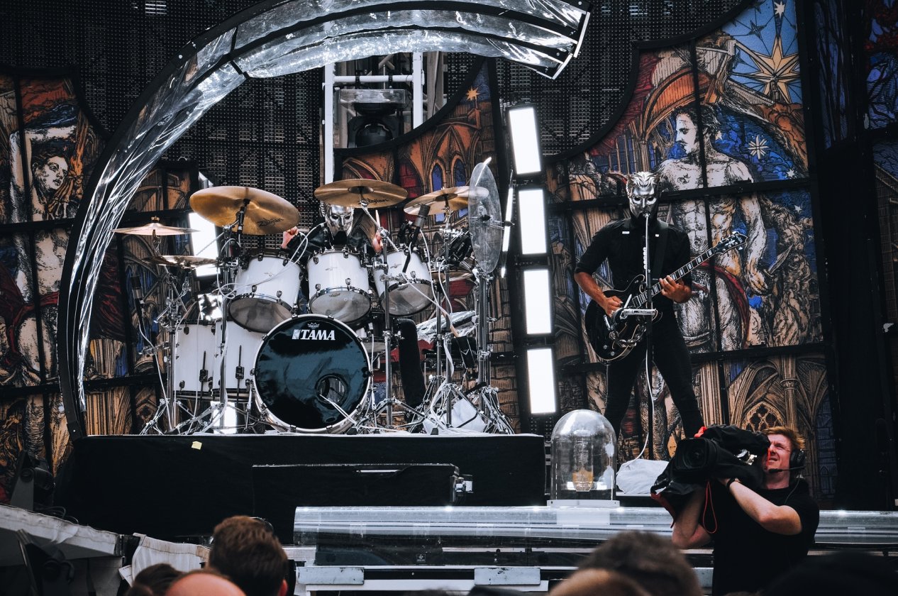 Stadion-Rock können sie: Ghost als Metallica-Support-Act. – Drum-Ghoul und Backing-Ghoul.