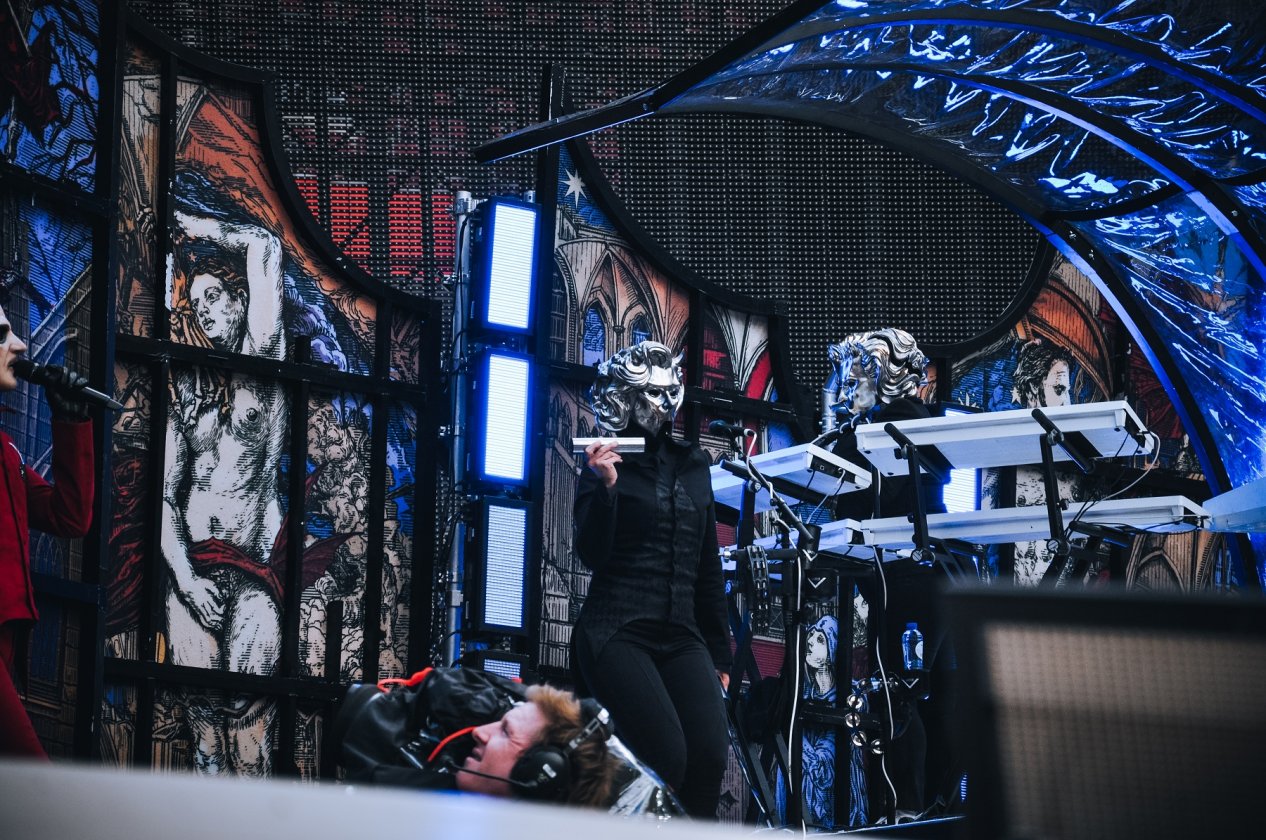Stadion-Rock können sie: Ghost als Metallica-Support-Act. – Percussion-Ghoul.