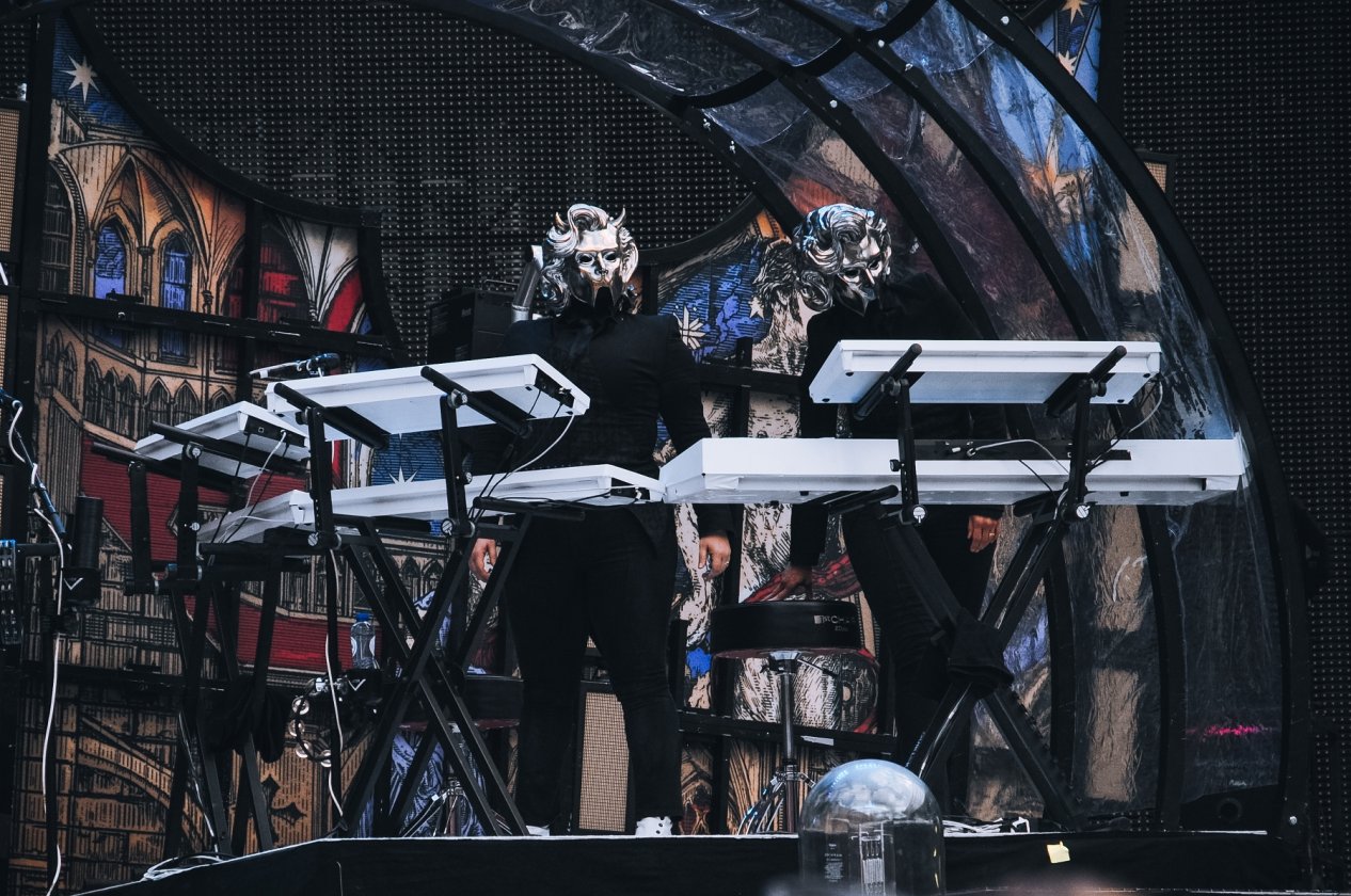 Stadion-Rock können sie: Ghost als Metallica-Support-Act. – Synthie-Ghoul.