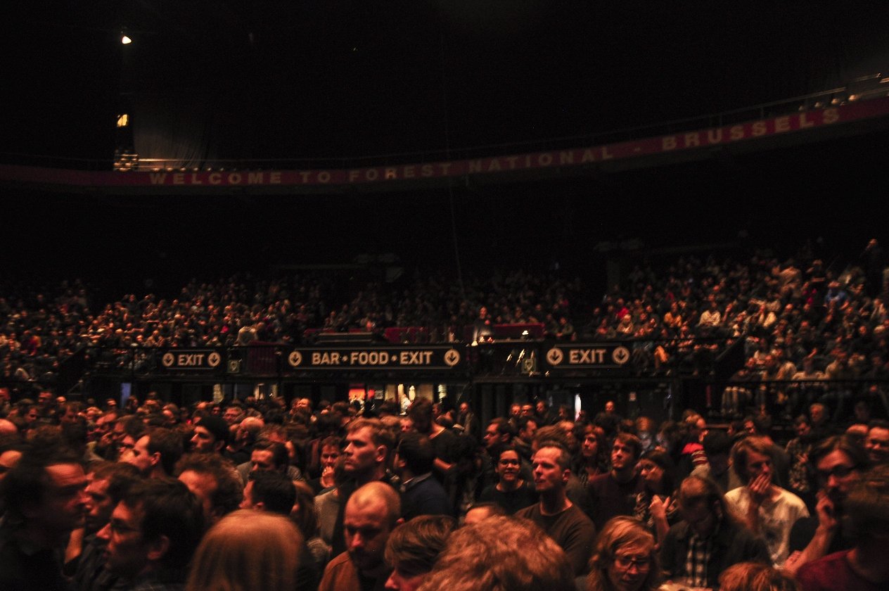 Große Location, großes Kino. Godspeed You! Black Emperor errichten ihre "Luciferian Towers". – Stadion-Atmosphäre.