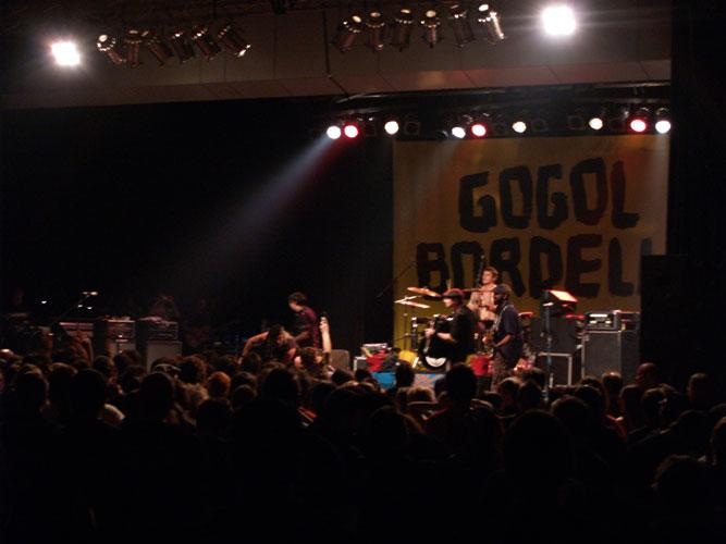 Gogol Bordello – Abgedrehte Gypsy Punk-Party im Schwäbischen. – 