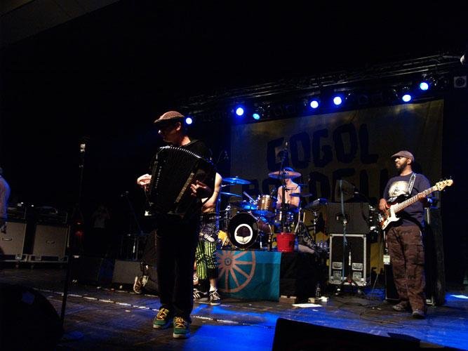 Gogol Bordello – Abgedrehte Gypsy Punk-Party im Schwäbischen. – 
