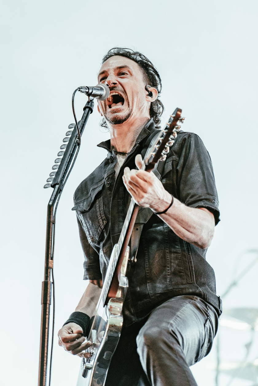 Gojira – Die Franzosen lockten mit ihrem brutalen Stilmix massenweise Fans vor die Harder Stage. – Joseph Duplantier.