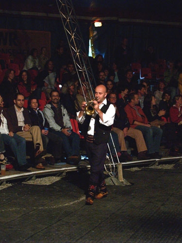 Goran Bregovic – Mit seiner Wedding And Funeral Band bringt er das Zelt zum Kochen. – 