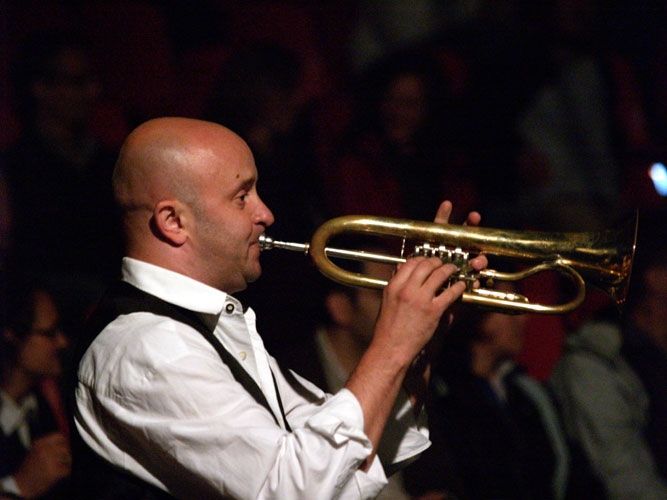 Goran Bregovic – Mit seiner Wedding And Funeral Band bringt er das Zelt zum Kochen. – 