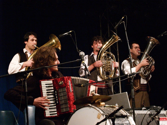Goran Bregovic – Mit seiner Wedding And Funeral Band bringt er das Zelt zum Kochen. – 