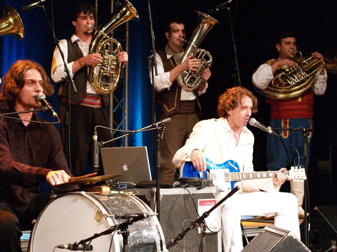 Goran Bregovic – Mit seiner Wedding And Funeral Band bringt er das Zelt zum Kochen. – 