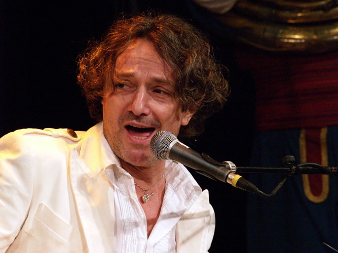 Goran Bregovic – Mit seiner Wedding And Funeral Band bringt er das Zelt zum Kochen. – 
