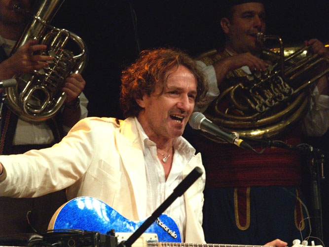 Goran Bregovic – Mit seiner Wedding And Funeral Band bringt er das Zelt zum Kochen. – 