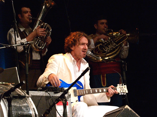 Goran Bregovic – Mit seiner Wedding And Funeral Band bringt er das Zelt zum Kochen. – 