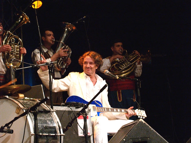 Goran Bregovic – Mit seiner Wedding And Funeral Band bringt er das Zelt zum Kochen. – 