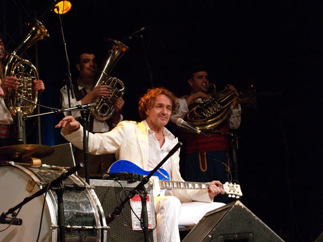 Goran Bregovic – Mit seiner Wedding And Funeral Band bringt er das Zelt zum Kochen. – 