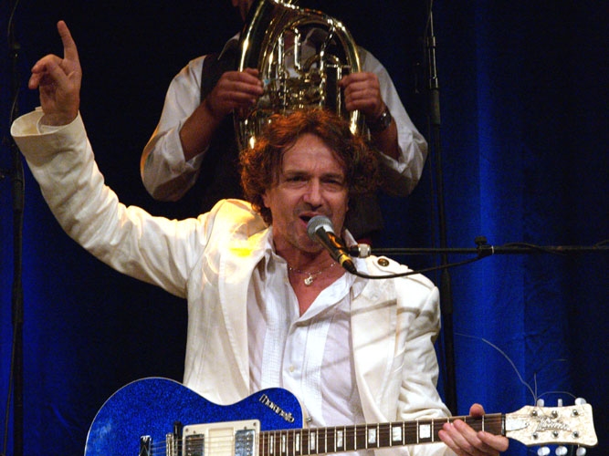 Goran Bregovic – Mit seiner Wedding And Funeral Band bringt er das Zelt zum Kochen. – 