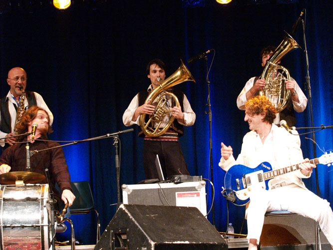 Goran Bregovic – Mit seiner Wedding And Funeral Band bringt er das Zelt zum Kochen. – 
