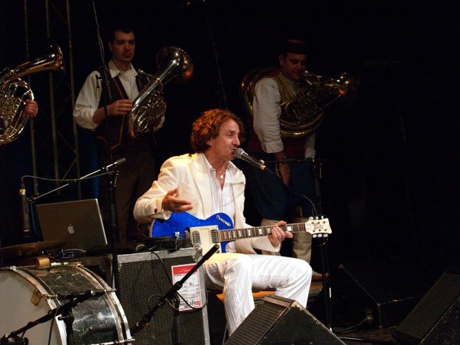 Goran Bregovic – Mit seiner Wedding And Funeral Band bringt er das Zelt zum Kochen. – 