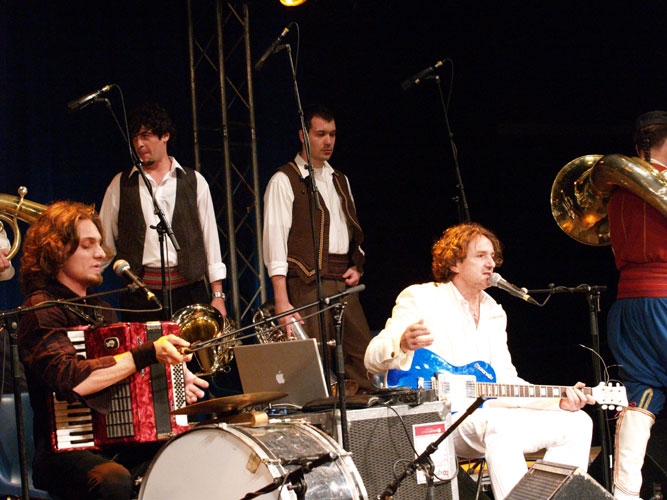 Goran Bregovic – Mit seiner Wedding And Funeral Band bringt er das Zelt zum Kochen. – 