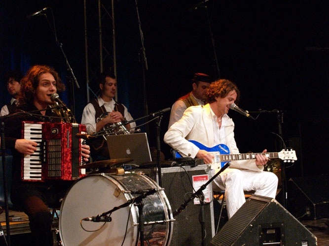 Goran Bregovic – Mit seiner Wedding And Funeral Band bringt er das Zelt zum Kochen. – 