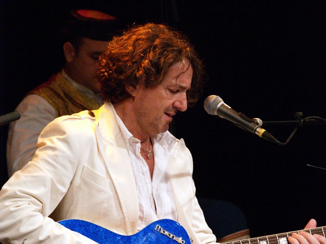 Goran Bregovic – Mit seiner Wedding And Funeral Band bringt er das Zelt zum Kochen. – 