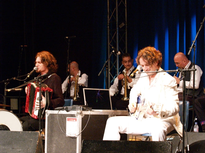Goran Bregovic – Mit seiner Wedding And Funeral Band bringt er das Zelt zum Kochen. – 