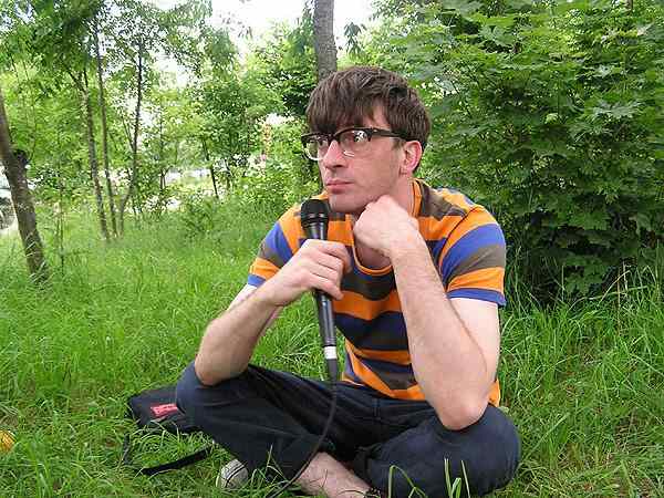 Graham Coxon – Der Ex-Blur-Gitarrist live und backstage 2004. – das im Grünen einfach nur geil aussieht