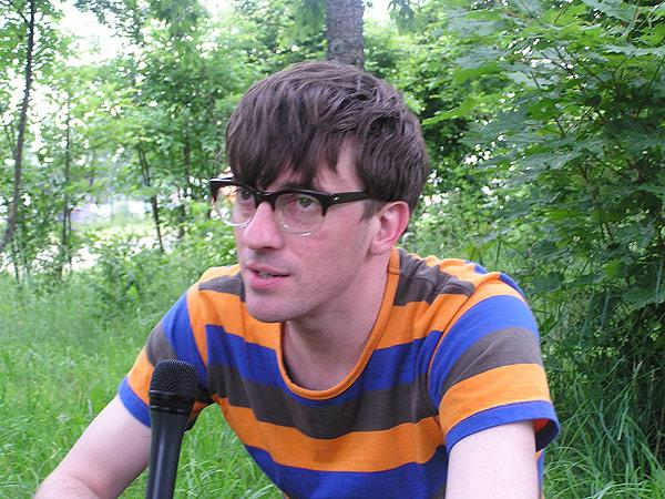 Graham Coxon – Der Ex-Blur-Gitarrist live und backstage 2004. – und obendrein ein T-Shirt trug
