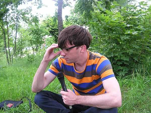 Graham Coxon – Der Ex-Blur-Gitarrist live und backstage 2004. – der öfter mal seine Brille auf- und absetzte