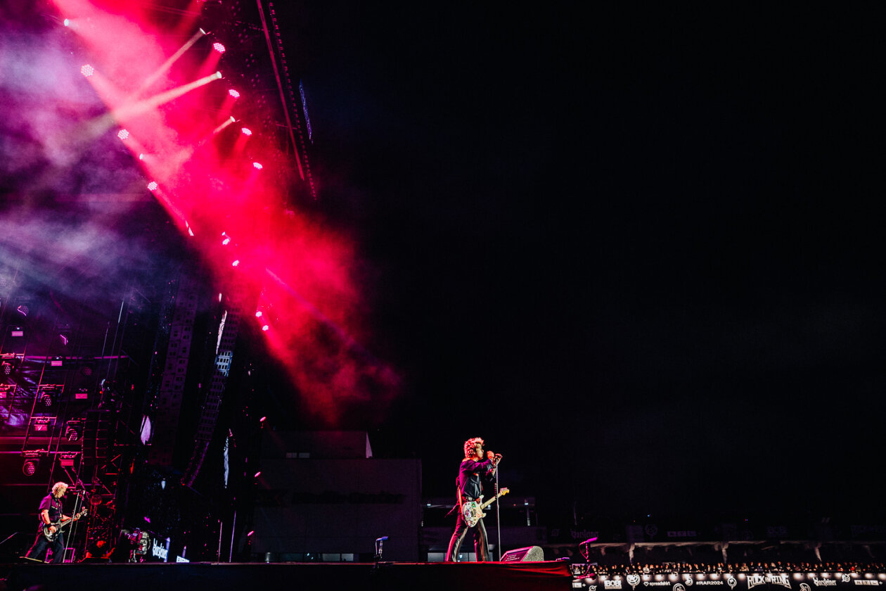 Headliner am Samstag: Wenn sich Billie Armstrong und Band ankündigen, ist es vor der Hauptbühne brechend voll. – Green Day am Ring.