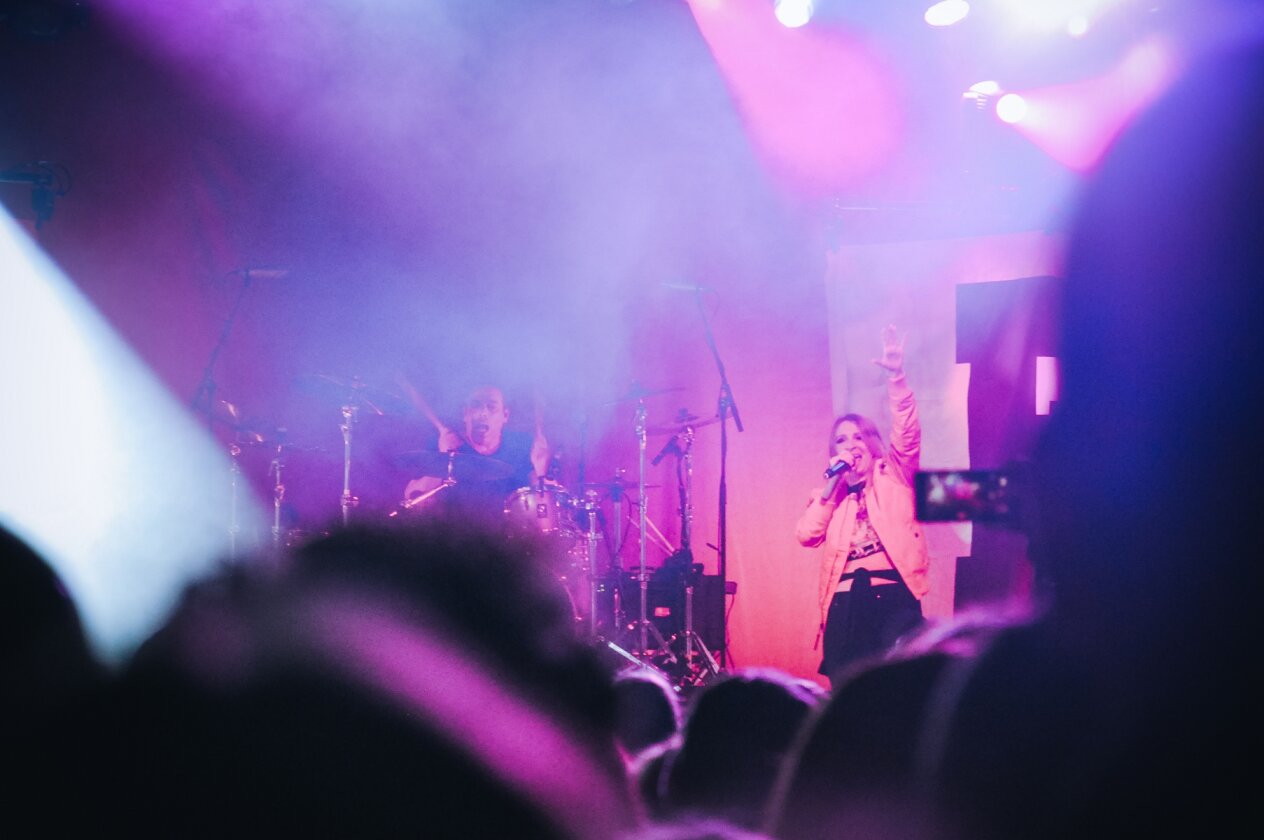 Guano Apes – Open Your Eyes: Eine ausverkaufte Live Music Hall feiert 25 Jahre deutsche Crossover-Geschichte. – Die Affen sind los.