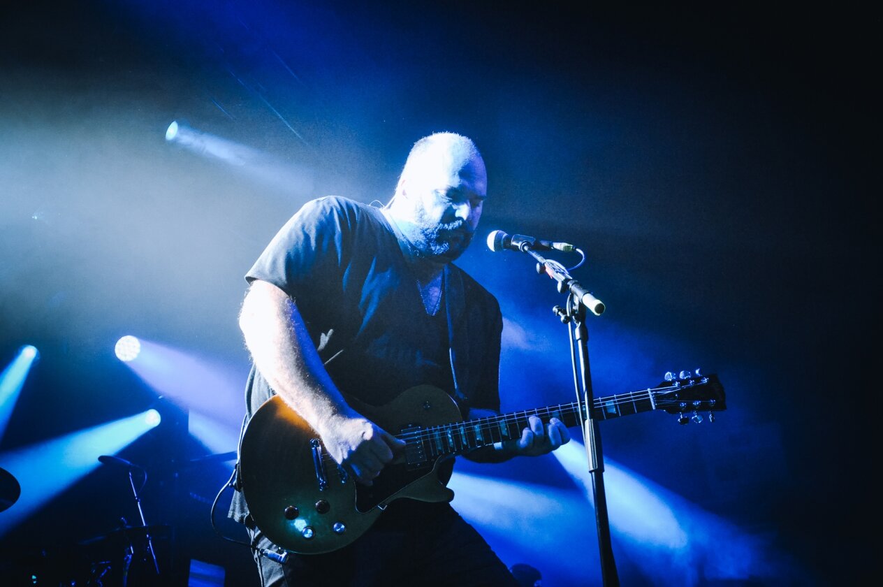 Guano Apes – Open Your Eyes: Eine ausverkaufte Live Music Hall feiert 25 Jahre deutsche Crossover-Geschichte. – Henning Rümenapp.