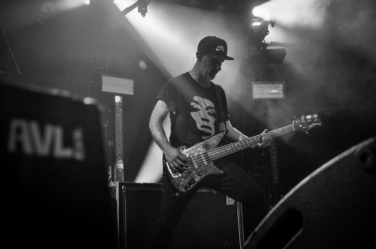 Guano Apes – Open Your Eyes: Eine ausverkaufte Live Music Hall feiert 25 Jahre deutsche Crossover-Geschichte. – Ude.