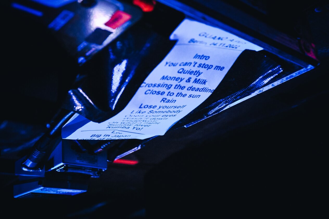 Guano Apes – Open Your Eyes: Eine ausverkaufte Live Music Hall feiert 25 Jahre deutsche Crossover-Geschichte. – Volle Nostalgie: Auf der Setlist dominieren …