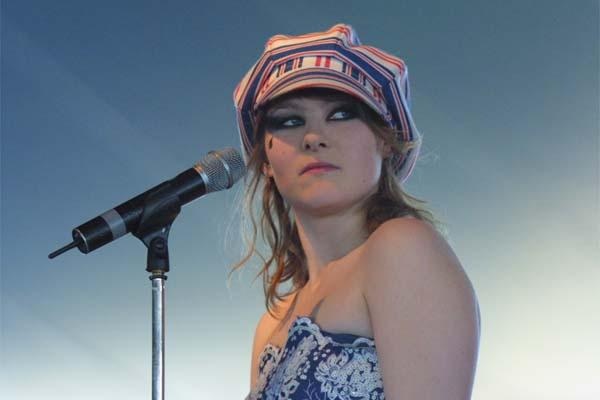 Gus Gus – Man munkelt, dass sich neben wilden Tanzattacken auch so mancher Lachanfall im Publikum abspielte. – Lola Be Nice:  Lovely Lady.