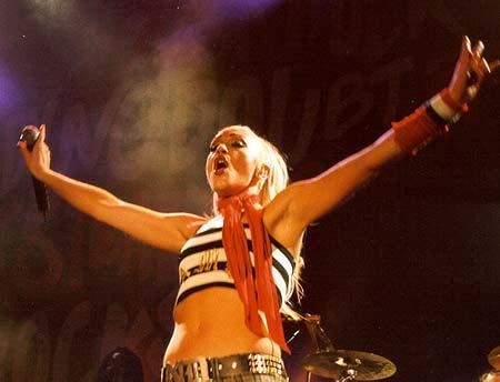 Gwen Stefani mit No Doubt 2002 live in Köln. – 