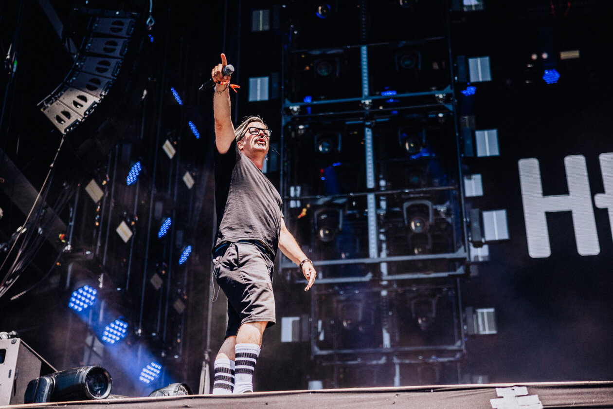 Tracks wie "Move" oder "Risin' High" kicken auch nach 30 Jahren noch: Henning Wehland und Band. – H-Blockx.