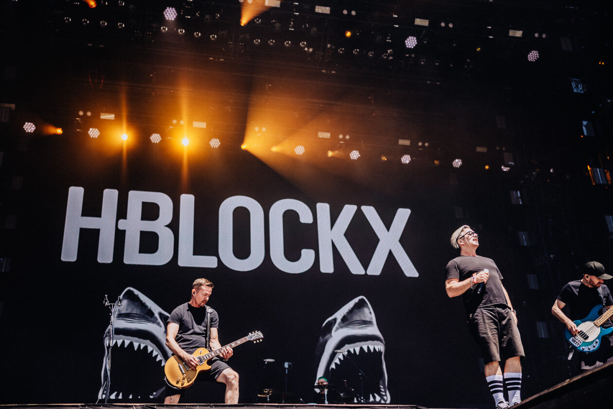 Tracks wie "Move" oder "Risin' High" kicken auch nach 30 Jahren noch: Henning Wehland und Band. – H-Blockx.