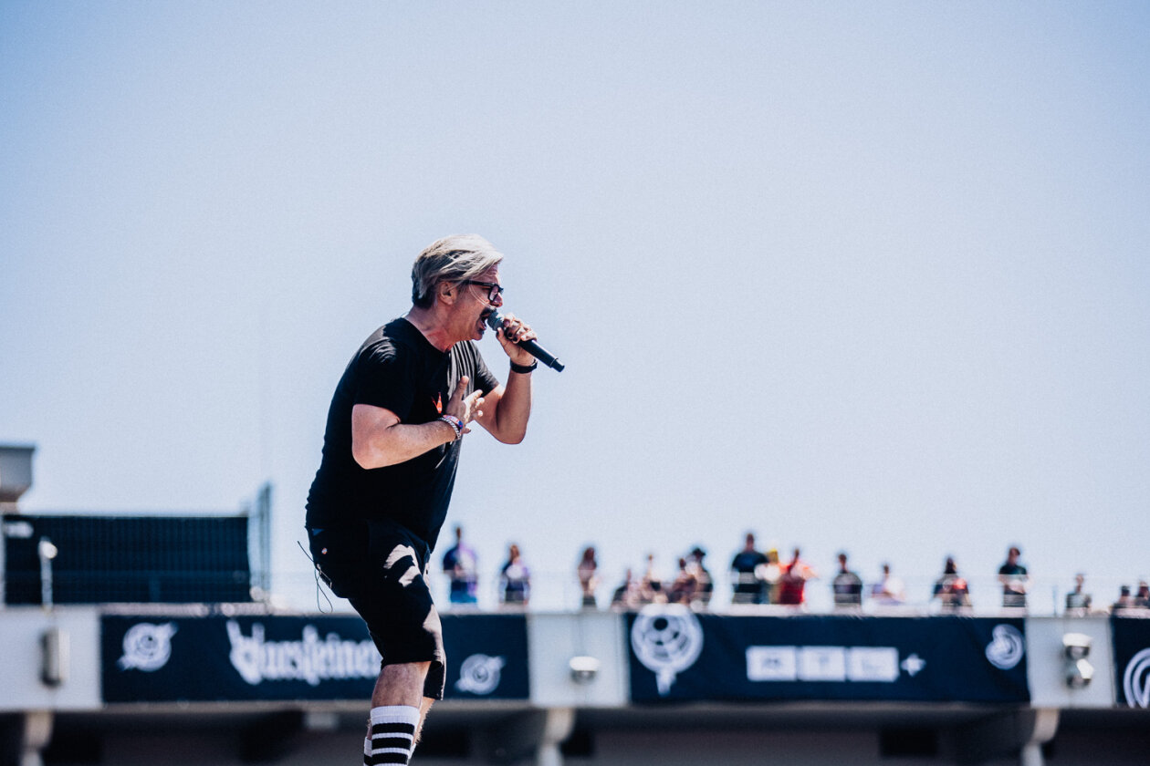 Tracks wie "Move" oder "Risin' High" kicken auch nach 30 Jahren noch: Henning Wehland und Band. – H-Blockx.