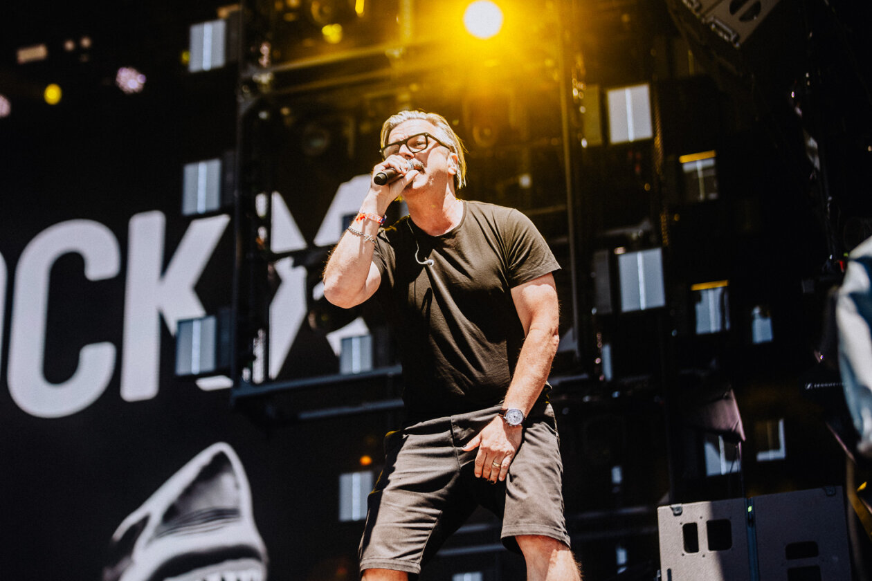 Tracks wie "Move" oder "Risin' High" kicken auch nach 30 Jahren noch: Henning Wehland und Band. – H-Blockx.