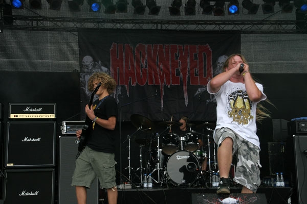 Jung, willig und ziemlich derb! – Hackneyed in action